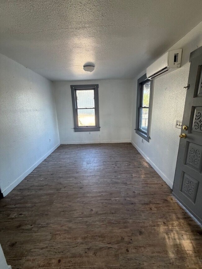 Building Photo - Orange St