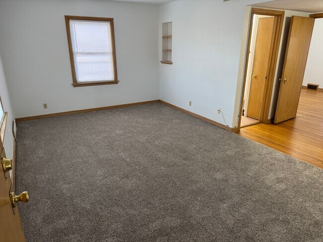 Building Photo - 6643 W Lisbon Ave