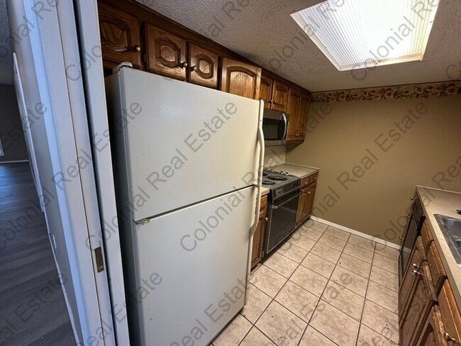 Building Photo - Spacious 2 Bed 2 Bath Duplex, washer/dryer...