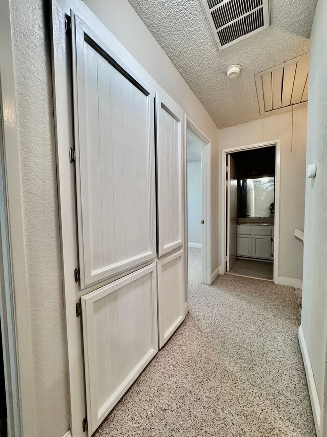 Building Photo - NOW AVAILABLE - 4 BED, 3 BATH, 2 CAR GARAG...