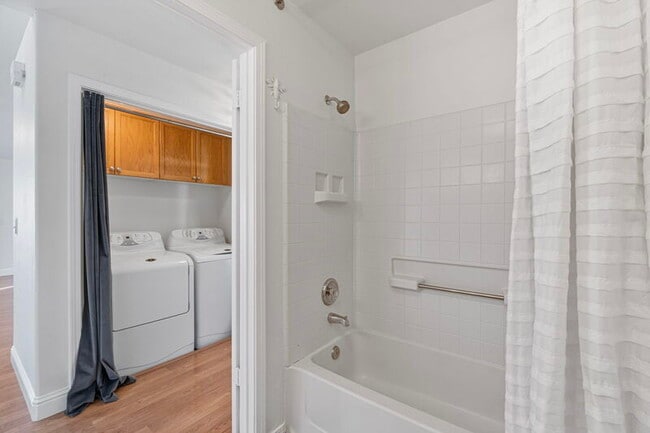 Building Photo - 8884 N Del Mar Ave