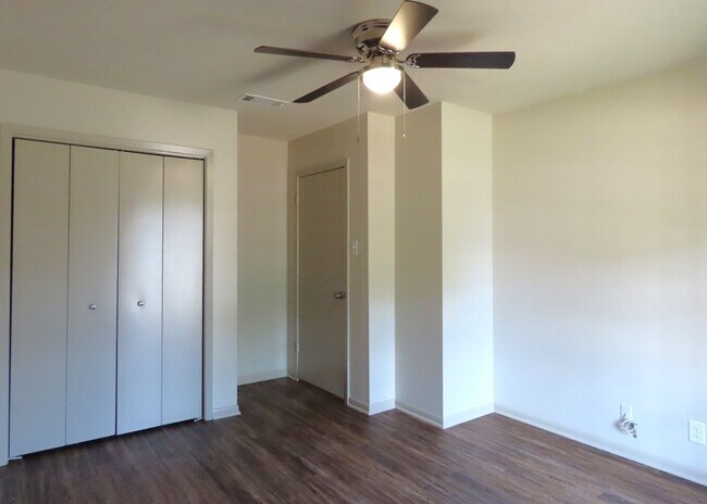 Building Photo - Remodeled in 2024! Gorgeous 3 Bdrm., 2 Bath Duplex in Whitehouse ISD!