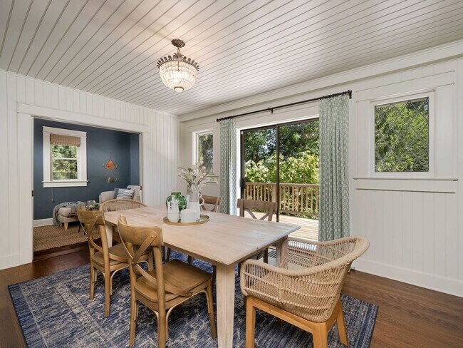 Building Photo - Gorgeous Victorian Home Ready to Rent! Hug...