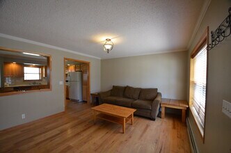 Building Photo - On Bus Route! 2bed/2.5 Bath, Sunny Town House! Fresh paint!