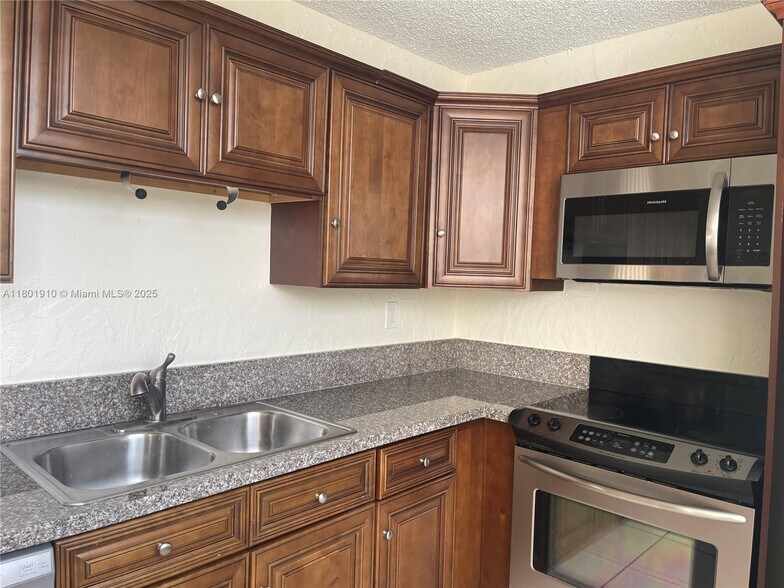Building Photo - 9495 Evergreen Pl