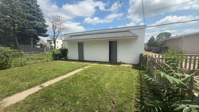 Building Photo - 743 Forsythe St