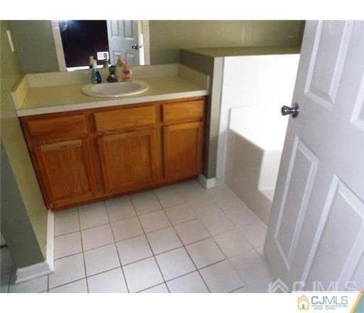 Building Photo - 18 Lakeview Dr