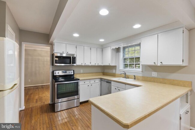 Building Photo - 6048 Redwood Ln