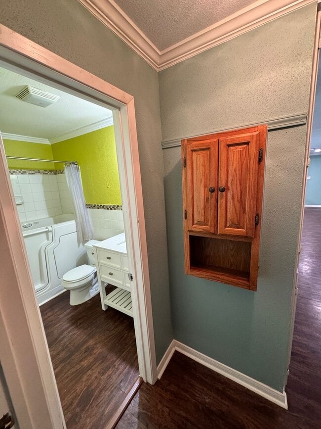 Building Photo - Ready For Move In! Roomy 2 bedroom 1 bath ...