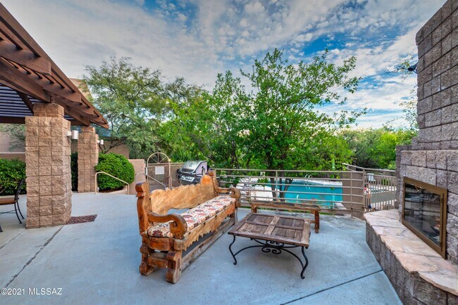 Building Photo - 6655 N Canyon Crest Dr