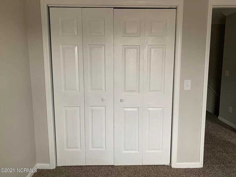 Building Photo - 8 Upton Ct