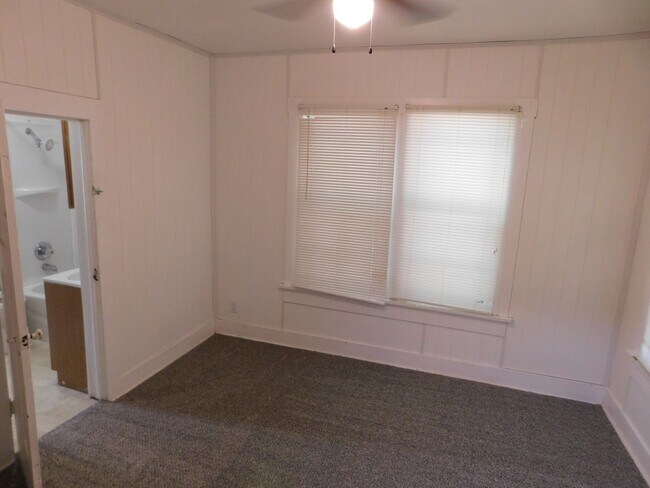 Building Photo - 2 Bedroom 1 Bath Home in El Dorado