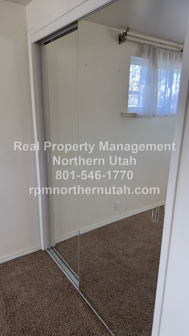 Building Photo - 5 Bedroom 2 Bath Home In Kaysville Available!