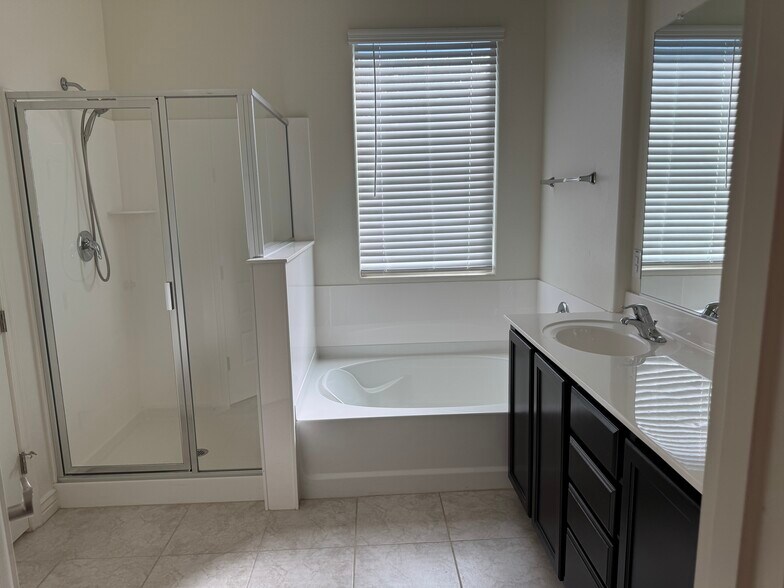 Building Photo - 9431 E Static Ave