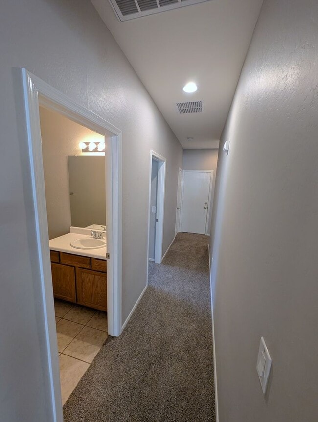 Building Photo - 3 Bedroom Home in the Beacon Heights Commu...