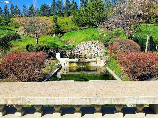 Building Photo - One of a kind furnished apartment on Creek...