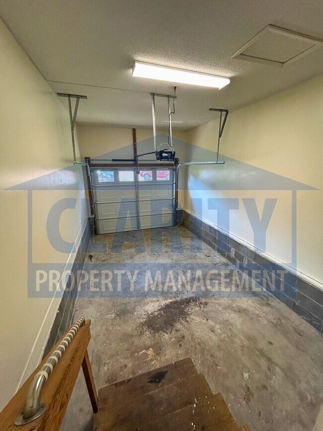 Building Photo - Quiet location in North Cleveland!