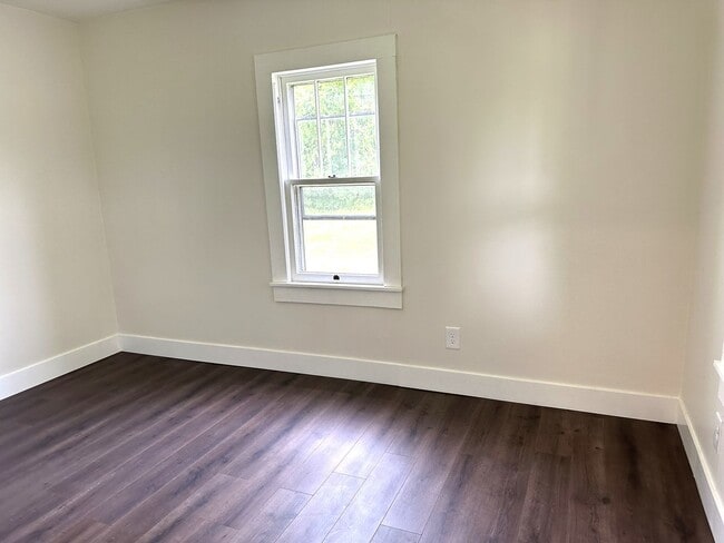 Building Photo - IMMACULATE, completely remodeled, one leve...