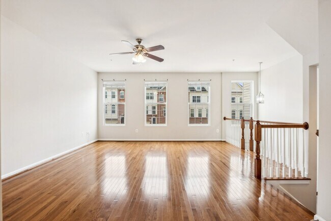 Building Photo - Stunning luxury townhome in the Fieldstone...