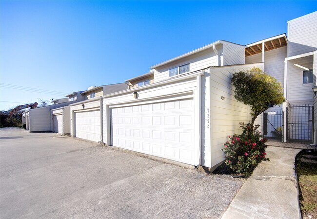 Building Photo - 7373 Antoine Dr