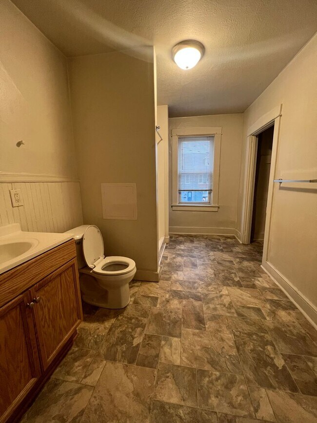 Building Photo - 605 High St