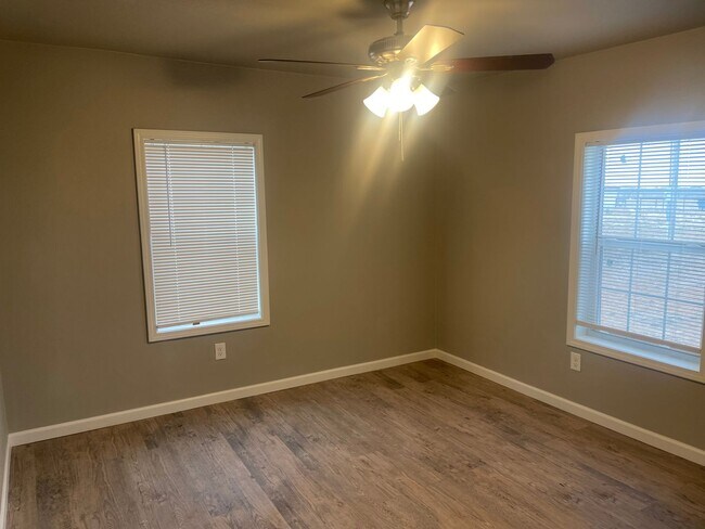 Building Photo - SLATON CHARMER! Totally Remodeled!! Availa...