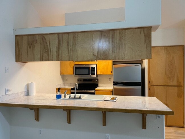 Building Photo - Very Nice 3 Bedroom 2 Bath Duplex-Located ...