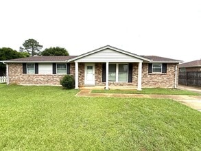 Building Photo - ** 4 Bed 2 Bath Located in Prattville ** Call 334-366-9198 for a self showing
