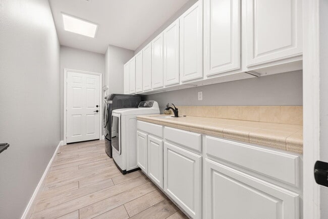 Building Photo - 49392 Hohokam River St