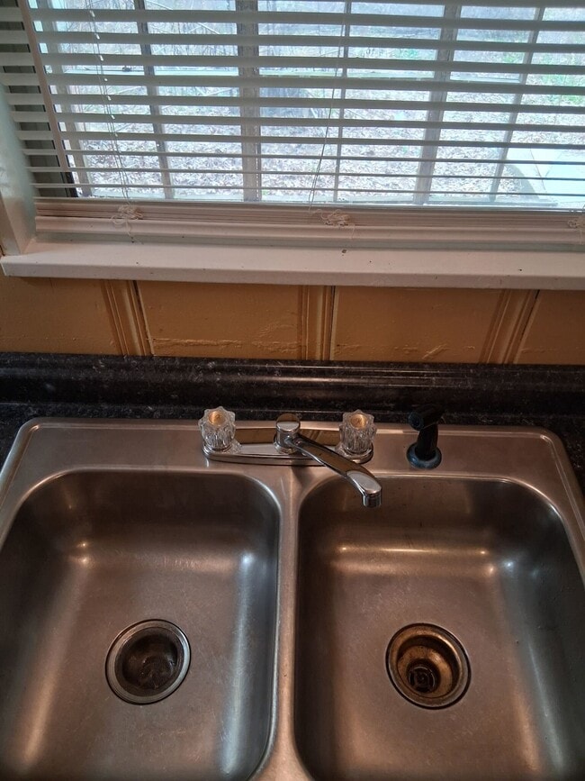 Building Photo - 1215 Tara Rd