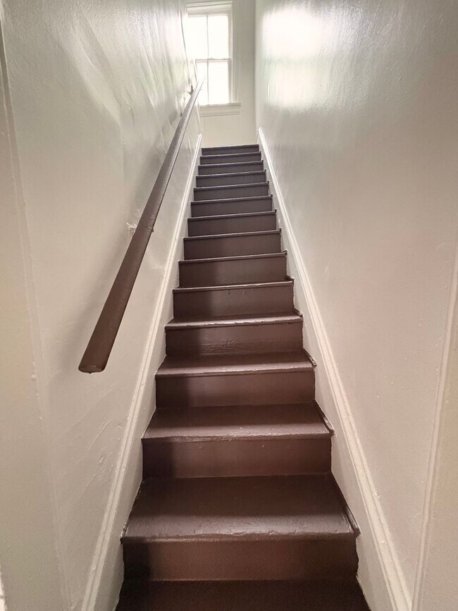 Building Photo - Spacious 3-Bedroom Apartment – West End of York City!