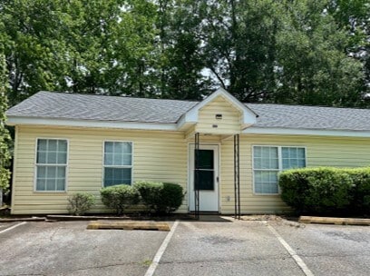 Building Photo - 208 Sunnyside Dr