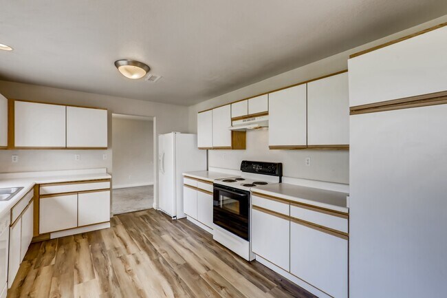 Kitchen - 5120 Perth St