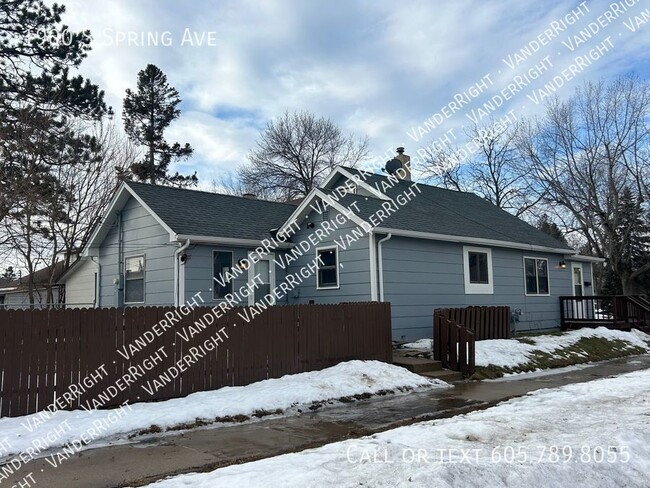 Building Photo - Spacious 4 Bedroom House With Huge Garage!
