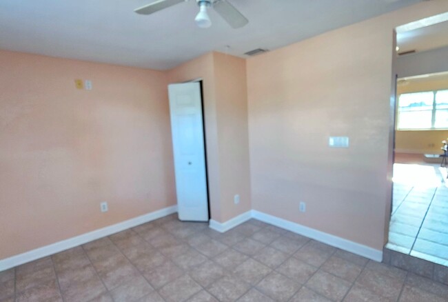 Building Photo - 2 Bedroom 1 Bath Home in St. Pete!