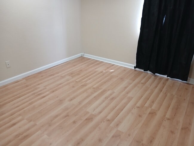 Building Photo - 711 S Poplar St