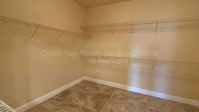 Building Photo - 724 Shelli St