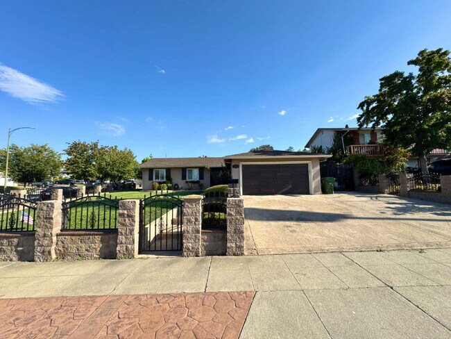 Building Photo - Large Home with Solar & Cabana Club Pool Access