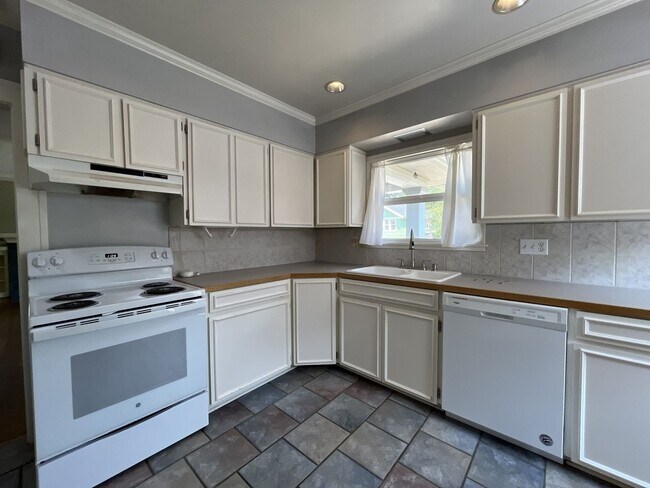 Building Photo - Charming Portland Home with Original Hardwood Floors, Finished Basement & Large Kitchen