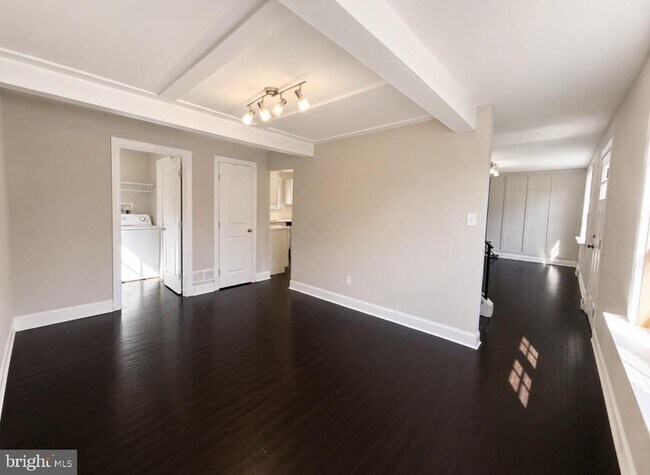 Building Photo - 256 W Beidler Rd