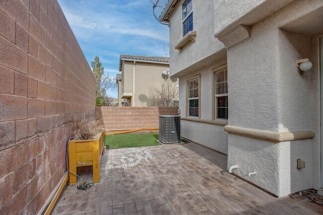 Building Photo - 27 Hudson Canyon St