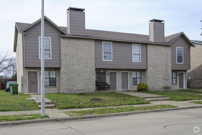 Primary Photo - 2710 Wimbledon Ct
