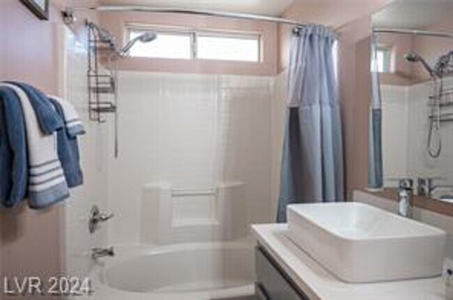 Building Photo - Gorgeous 3 Bedroom Remodeled Near Summerlin