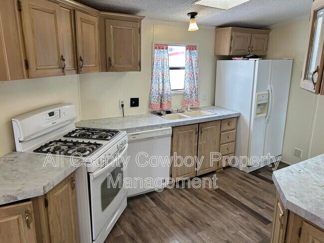 Primary Photo - 4746 E Skyline Dr