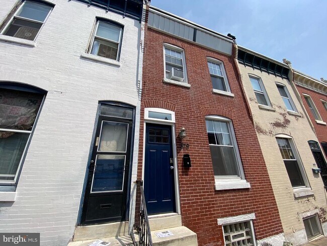 Primary Photo - 879 N Myrtlewood St