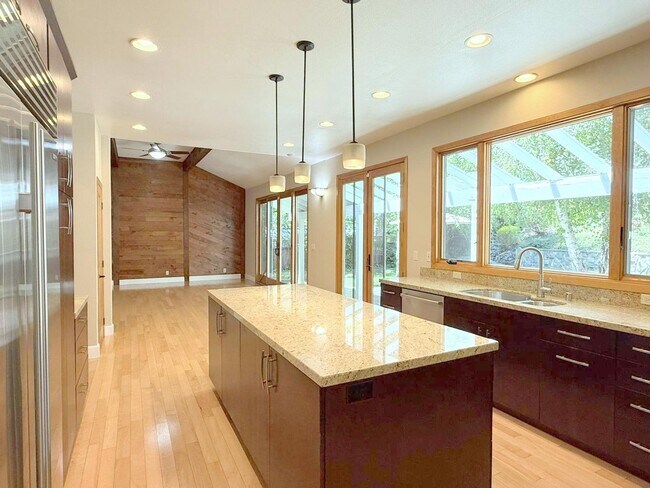 Building Photo - Sprawling ranch home located in highly des...
