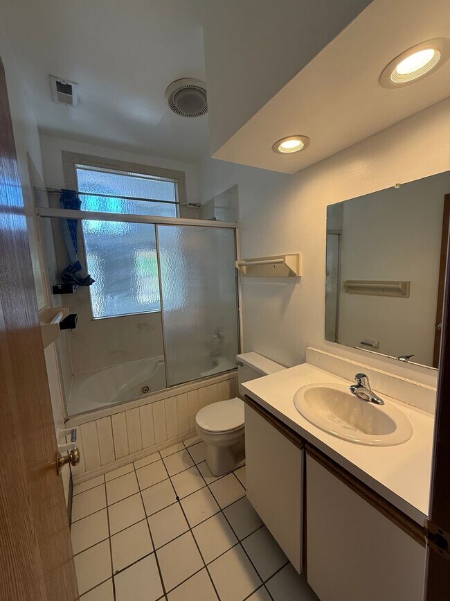 Building Photo - OSU North Campus 5 bedroom 2 bath apartment