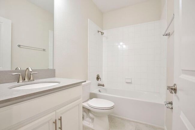 Building Photo - Beautiful 4/3.5 Townhome with a Spacious 2 Car Garage Located in Trails at Moss Park - Orlando