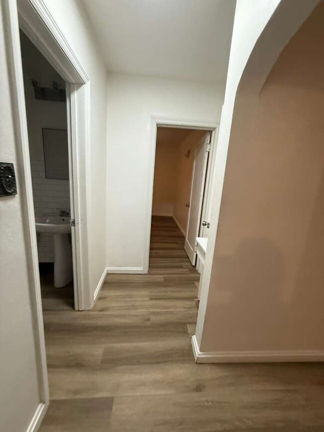 Building Photo - "Cozy 2-Bedroom, 1 bath Retreat with Fireplace Charm!"  One car garage, section 8 ok.