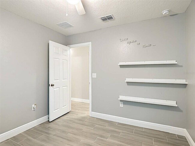 Building Photo - 3040 Lakes Crest Ave